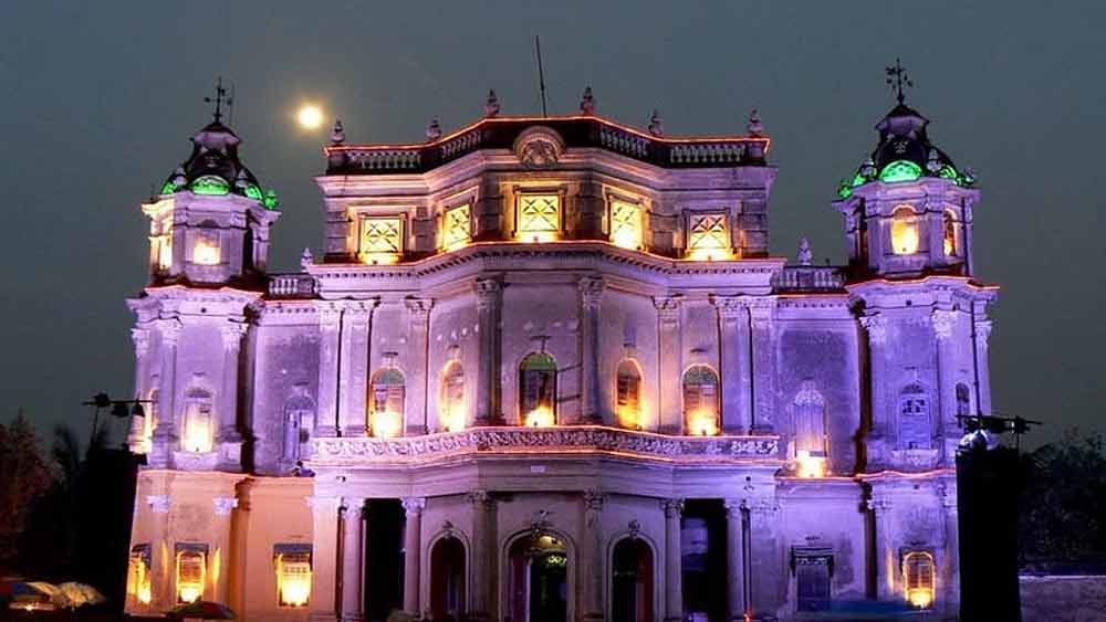  কাশীপুর প্রাসাদ পুরুলিয়ার অতি পরিচিত ঐতিহ্যবাহী স্থান। পুরুলিয়া থেকে প্রায় ২৫ কিলোমিটার দুরের কাশীপুর ছিল পঞ্চকোট রাজপরিবারের আবাসস্থল যা ৮০০ বছরেরও বেশি সময় ধরে এই অঞ্চল শাসন করেছিল। মহারাজা নীলমণি সিংহ দেও ছিলেন কাশীপুরের প্রথম শাসক। 