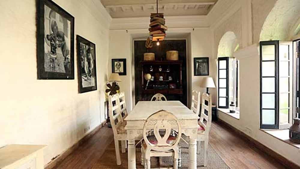 কলকাতা থেকে প্রায় এক ঘণ্টার দূরত্বে, বাওয়ালি গ্রামে, ৩৫০ বছরের পুরনো বাড়িটি এখন নান্দনিক ভাবে পুনরুদ্ধার করা হয়েছে। বাওয়ালি রাজবাড়িটি বাংলার মণ্ডল পরিবারের অন্তর্গত। এখন বহু পরিচালক নিজের ছবির শ্যুটিং করার জন্য এবং খ্যাতনামীরা বিয়ে করার জন্য বেছে নেন এই রাজবাড়িটিকে।