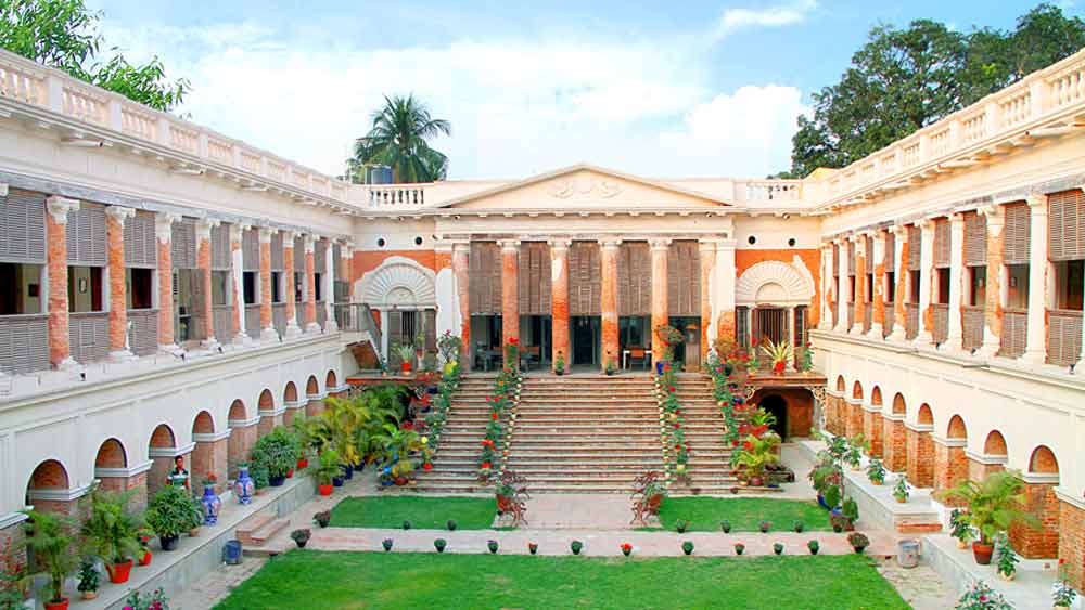 বাঙালি নিজের ঐতিহ্য নিয়ে বরাবরই সচেতন। নিজের শিকড়ের ইতিহাস জানতে অনেকেই নিয়মিত বেড়িয়ে পড়েন বিভিন্ন গন্তব্যে। অবশ্য গবেষণা, বিচার বিশ্লেষণের পাশাপাশি অবশ্য একটু অন্য রকম একটা দিন কাটানোর ইচ্ছেও থাকে ষোল আনা। কলকাতা শহরের আশেপাশে তাই এমন অনেক বিখ্যাত রাজবাড়ি আপনাকে একটু ব্যতিক্রমী দিন কাটাতে সাহায্য করবে। 