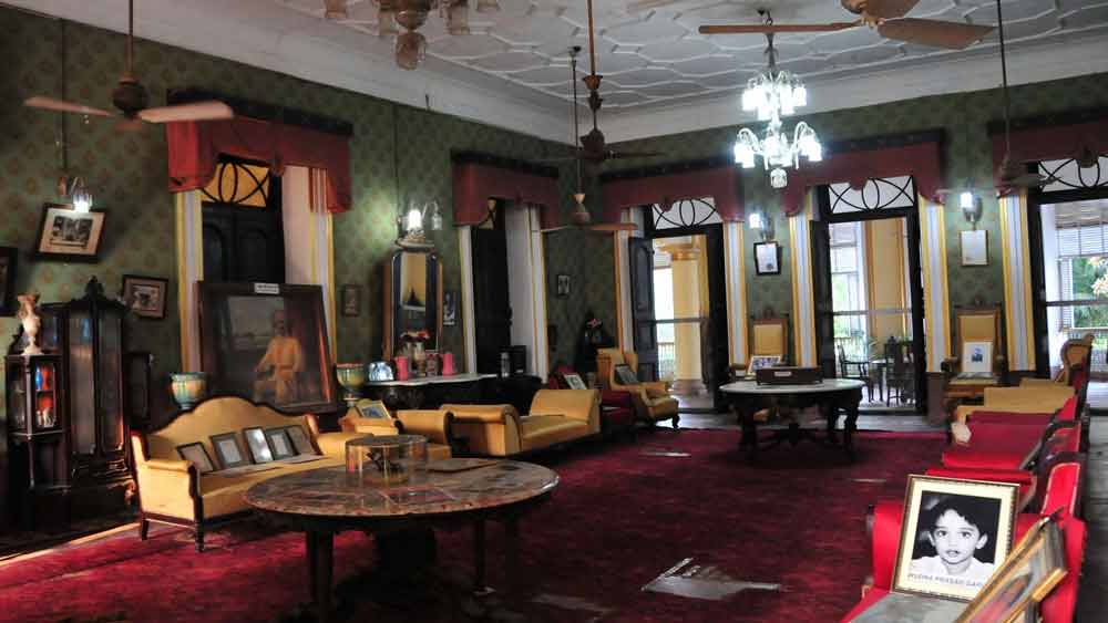 মহিষাদল রাজবাড়ি কলকাতা থেকে বিশেষ করে ইতিহাসপ্রেমীদের জন্য সপ্তাহান্তে যাওয়ার একটি আদর্শ জায়গা। মহিষাদল রাজের ইতিহাস অত্যন্ত বৈচিত্রপূর্ণ এবং সমৃদ্ধ।একটি দীর্ঘ এবং আকর্ষণীয় একটি। তাম্রলিপ্ত রাজ পরিবারের বীরনারায়ণ রায়চৌধুরী এখানে প্রথম বসতি স্থাপন করেন। এই উপাধ্যায়রা এক সময় রাজা উপাধি পেয়েছিলেন। 