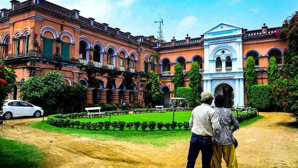 ইটাচুনাকে ‘বর্গী ডাঙ্গা’ নামেও ডাকা হত। নামটি ‘বর্গী’ শব্দ থেকে এসেছে যা মরাঠি যোদ্ধাদের বোঝায়, যারা কয়েক শতাব্দী আগে কর আদায়ের জন্য বাংলা আক্রমণ করে। ইটাচুনা রাজবাড়িটি ১৭৬৬ সালে শ্রী সাফল্য নারায়ণ কুণ্ডুর পূর্বপুরুষদের দ্বারা নির্মিত হয়েছিল। রাজবাড়িটি ২০ বিঘা জমির উপর বিস্তৃত। 