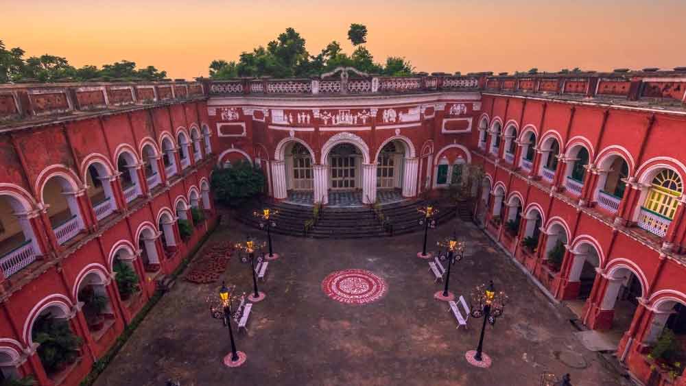 পশ্চিমবঙ্গের হুগলি জেলায় অবস্থিত ইটাচুনা রাজবাড়ি নামে বাংলার এমন একটি সুন্দর প্রাসাদে। আপনি যদি সোনাক্ষী সিনহা এবং রণবীর সিংহ অভিনীত ‘লুটেরা’ দেখে থাকেন তবে বুঝতে পারবেন এটি সেই প্রাসাদ যেখানে ছবির শ্যুটিং হয়েছিল।