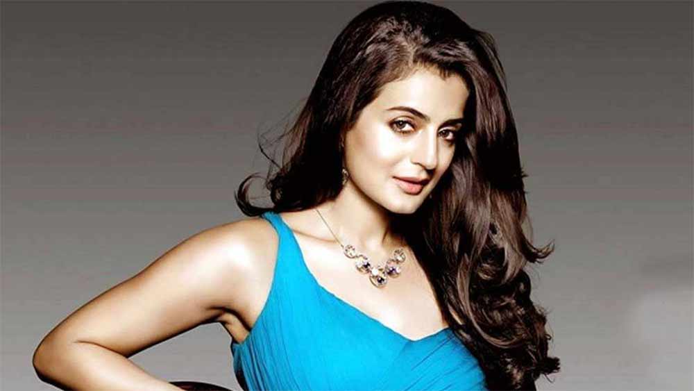 প্রথম ফিল্ম থেকে তাঁর ভাবমূর্তি বিগড়ে দিয়েছিল বলিউড। তাঁর বদনাম করতে যা নয়, তা-ই রটাতেন ইন্ডাস্ট্রির লোকজন। তিনি নাকউঁচু। উদ্ধত। বড়লোকের বিগড়ে যাওয়া মেয়ে! হৃতিক রোশনের সঙ্গেও সব সময় তুলনা টানা হত। হৃতিকের থেকে বেশি দামি গাড়িতে চেপে তিনি কেন ফিল্মের সেটে ঢোকেন? এ প্রশ্নও তুলেছিলেন ইন্ডাস্ট্রির লোকজন। সম্প্রতি একটি সংবাদমাধ্যমের কাছে এমনই দাবি করেছেন অমিশা পটেল।