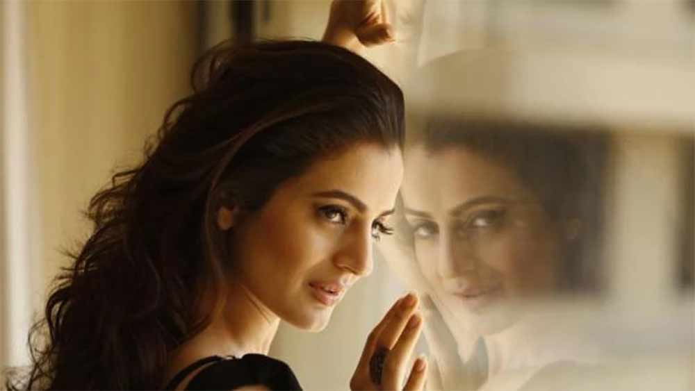 নায়ক ছোট গাড়িতে আসছেন। ফিল্মের প্রথম দিনেই নায়িকা কেন বড় গাড়িতে করে আসবেন? অমিশার দাবি, তাঁকে এমন কথাও শুনতে হয়েছে। তিনি বলেন, ‘‘বড়লোকের ঘরের মেয়ে বলেই মার্সিডিজে চেপে প্রথম দিন শ্যুটিংয়ে আসবেন! অনেকে তো আমার নামে এ কথাও বলেছেন।’’