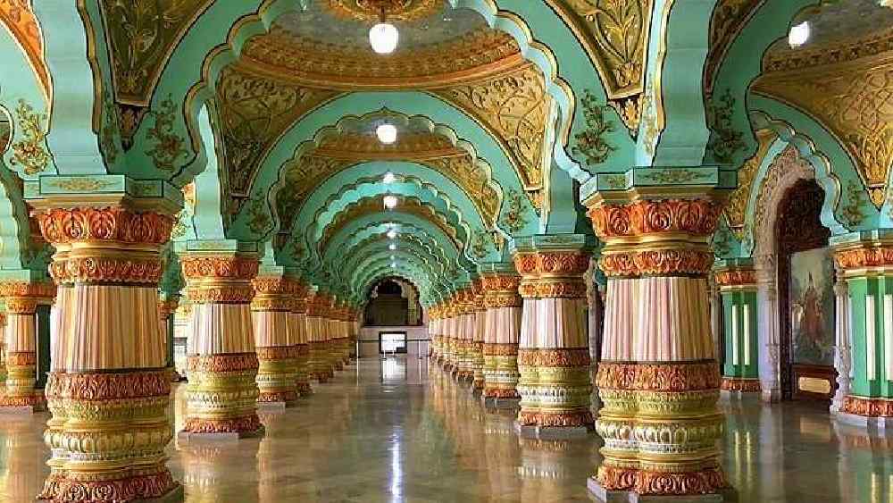 পুরনো কিছু বিখ্যাত বাড়িতে লুকিয়ে থাকে জানা-অজানা নানা ইতিহাস। বাংলার জমিদার বা সামন্তপ্রভুদের আদরের এই সব স্থাপত্যগুলি বেশির ভাগই এখন গর্ভে মিলিয়ে গেলেও যে ক’টি রাজবাড়ি এখনও নানা ভাবে পুনর্নির্মাণ বা রক্ষণাবেক্ষণ করা সম্ভব হয়েছে তা দেখতে গিয়ে আপনার একটি ছুটির দিন বিশেষ মাত্রা পেয়ে যেতে পারে। 