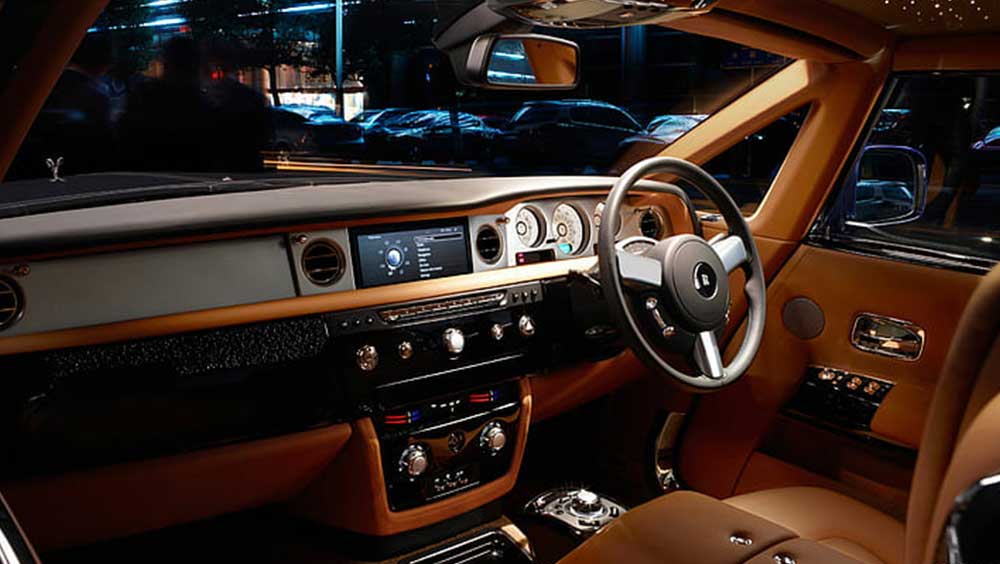 সংস্থার দাবি, ‘রোলস রয়েস কালিনান’ এ যাবৎ সংস্থার তৈরি সবচেয়ে আরামদায়ক ও বহুমুখী ক্ষমতা সম্পন্ন ‘এসইউভি’। এ বার তা শোভা পাচ্ছে অম্বানীদের বাড়ির গ্যারাজে। গাড়ির ভিতরে যে চামড়া ব্যবহার করা হয়েছে, তা এতই উচ্চমানের যে, ঘর্ষণ অনুভূত পর্যন্ত হবে না।