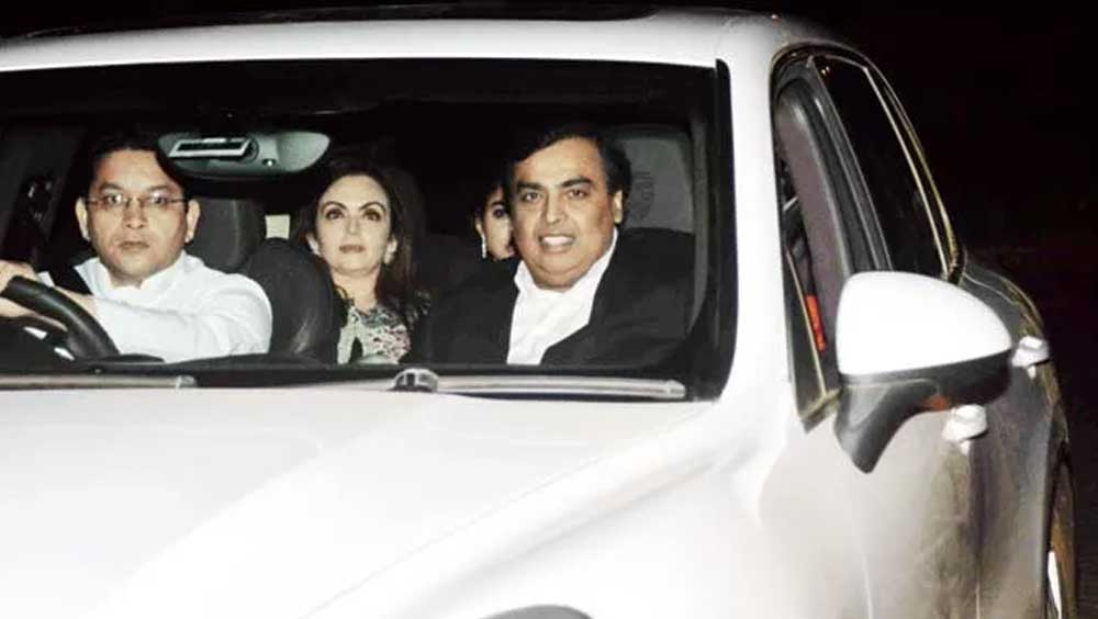 একটা সময় পর্যন্ত মুকেশ অম্বানী একচেটিয়া ভাবে মার্সেডিজ গাড়ি চড়তেন। ‘সেডান’ আদলের সেই গাড়িতে গোটা পরিবার নিয়ে সফরে বেরিয়েছেন মুকেশ, সেই ছবি এখনও নেটমাধ্যমে রয়েছে।