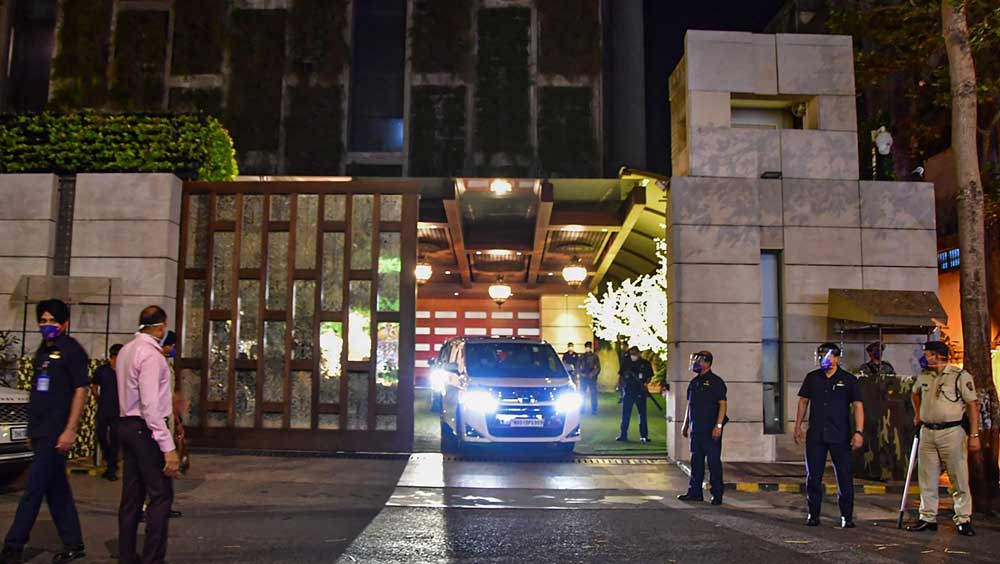 মুকেশ অম্বানীর বাড়ি ‘অ্যান্টিলিয়া’-র গ্যারাজে রয়েছে সাকুল্যে ১৬৮টি গাড়ি। টেসলা থেকে শুরু করে বেন্টলে— যার প্রতিটিই মহার্ঘ। কালিনানের ঠিক আগে মুকেশ কিনেছিলেন ‘ক্যাডিলাক এসক্যালেড’।