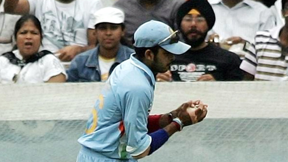 তাঁর ক্যাচেই ২০০৭ সালে প্রথম বার টি-টোয়েন্টি বিশ্বকাপ জিতেছিল ভারত। ২০১১ সালে এক দিনের ক্রিকেট বিশ্বকাপজয়ী দলের সদস্য ছিলেন তিনি। কিন্তু এর পরেই ক্রিকেটজীবন ক্রমশ নীচের দিকে নামতে শুরু করে।