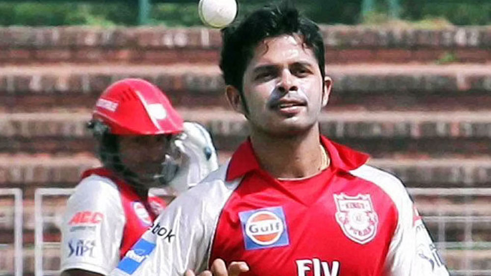 ২০০৮ সালে কিংস ইলেভেন পঞ্জাব (অধুনা পঞ্জাব কিংস) দলের হয়ে খেলছিলেন শ্রীসন্থ। মুম্বই ইন্ডিয়ান্সকে একটি ম্যাচে হারানোর পর হরভজন সিংহের কাছে গিয়ে সান্ত্বনা দেওয়ার চেষ্টা করেছিলেন।