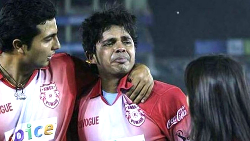 হরভজন ব্যাপারটা নিতে পারেননি। সপাটে চড় মারেন শ্রীসন্থের চোখের নীচে। কেরলের পেসারকে কাঁদতে দেখা যায়। বোর্ড হরভজনকে গোটা আইপিএল থেকেই নির্বাসিত করে। পরে ভারতের পাঁচটি এক দিনের ম্যাচ থেকেও নির্বাসিত করা হয়।