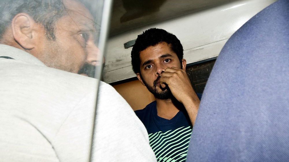 এর পরেই আসে কুখ্যাত আইপিএল ম্যাচ গড়াপেটা বিতর্ক। ২০১৩-র ১৬ মে দিল্লি পুলিশ শ্রীসন্থ, অজিত চান্ডিলা এবং অঙ্কিত চহ্বানকে গ্রেফতার করে। তাঁদের বিরুদ্ধে ম্যাচ গড়াপেটা করার প্রমাণ পাওয়া গিয়েছিল।