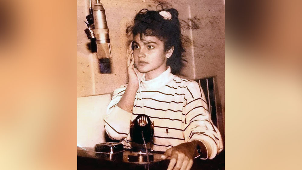 ফিল্মে অভিনয় শুরু মাত্র ১৭ বছর বয়সে। বাবা মহেশ ভট্টের পরিচালনায় টেলিভিশন ফিল্ম ‘ড্যাডি’। মদ্যপ আনন্দ সরিনের চরিত্রে অনুপম খের। তাঁর মেয়ের ভূমিকায় পূজা। বাবা-মেয়ের সম্পর্কের টানাপড়েন নিয়ে ১৯৮৯ সালের সে ফিল্মে সমালোচকদের প্রশংসা কুড়িয়েছিলেন অনুপম। নজর কেড়েছিলেন পূজাও।