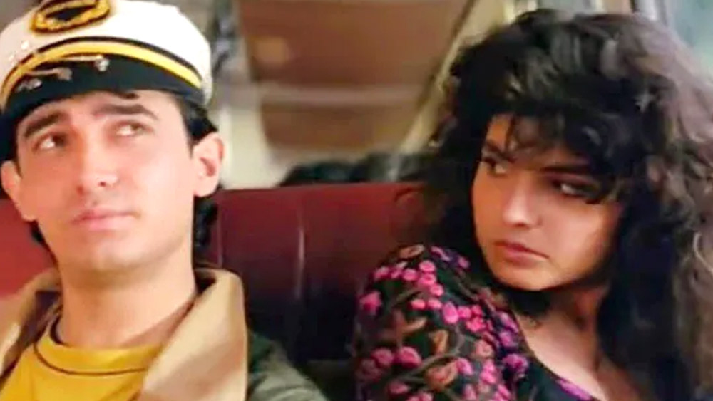 ‘ড্যাডি’-র বছর দুয়েক পরই বলিউডে বড়সড় হিট এসেছিল মহেশ-কন্যার। আমির খানের সঙ্গে ‘দিল হ্যায় কি মানতা নহি’। এ বারও বাবার পরিচালনা। আরপাঁচটা বলিউড নায়িকার মতোই নাচ-গান এবং নায়কের সঙ্গে রোম্যান্স। তবে তার মাঝেও পর্দায় একটু ‘আলাদা’ মনে হয়েছিল পূজাকে। ঝাঁকড়া চুলের মেয়েটি যে পর্দার বাইরেও বেশ পরিণত, তা বোঝা গিয়েছিল তাঁর বহু সাক্ষাৎকারে। আরও একটি বিষয়ে মনে হয়েছিল অনেকের। এ মেয়ে কারও বড় একটা পরোয়া করেন না!