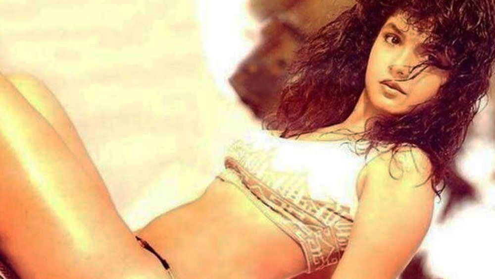 ওই ফিল্মি পত্রিকায় সোহেলের সঙ্গে সম্পর্ক-বিয়ের পরিকল্পনা ছাড়াও সলমন এবং তাঁর পরিবার নিয়ে মুখ খুলেছিলেন পূজা। তিনি বলেছেন, ‘‘সোহেলের সঙ্গে তো বটেই। তাঁর পরিবারের সকলের সঙ্গেই সহজ সম্পর্ক। তাতে কোনও জটিলতা নেই। ওঁরা যে কী মিশুকে... মনে হয় আমি ওই পরিবারের এক জন।’’