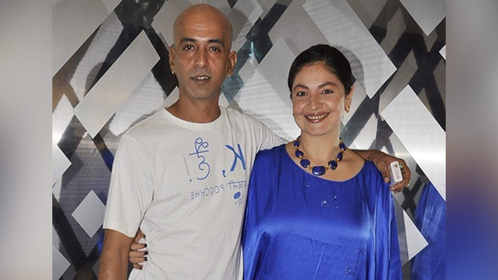 যদিও দু’জনের কারও সম্পর্কই টেকেনি। সোহেল আজকাল সীমার থেকে আলাদা থাকেন। এবং ২০১৪ সালের সেপ্টেম্বরে মণীশের সঙ্গে সম্পর্কে ইতি টানেন পূজা! 