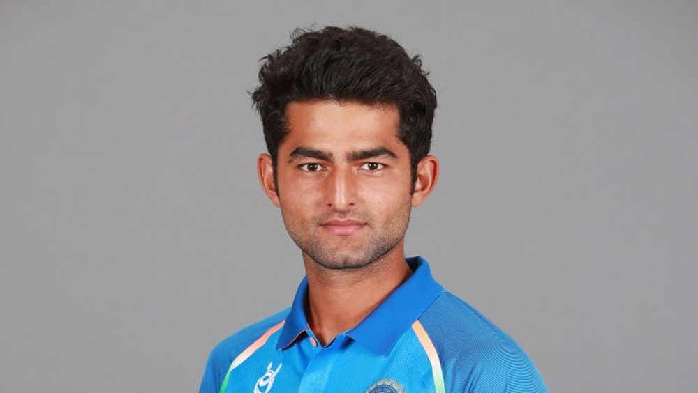 স্পিনার হিসেবে থাকা শিবা সিংহ এখনও আইপিএল খেলেননি। ঘরোয়া ক্রিকেটে তিনি উত্তরপ্রদেশের হয়ে খেলেন।