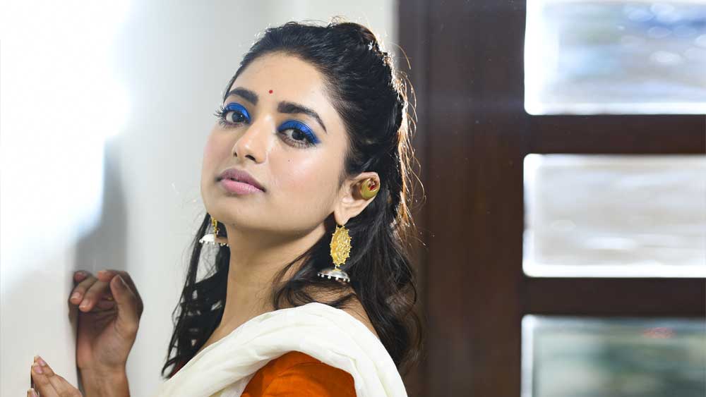 মা কী ছিলেন, কী হইয়াছেন! আদি যুগে কাঁচুলি, মুক্তা হারে শোভিতা। সেই দেবী নীল টপ আর প্যারালাল জিন্সে আধুনিকা! দুই রূপেই তাক লাগিয়ে দিয়েছেন।