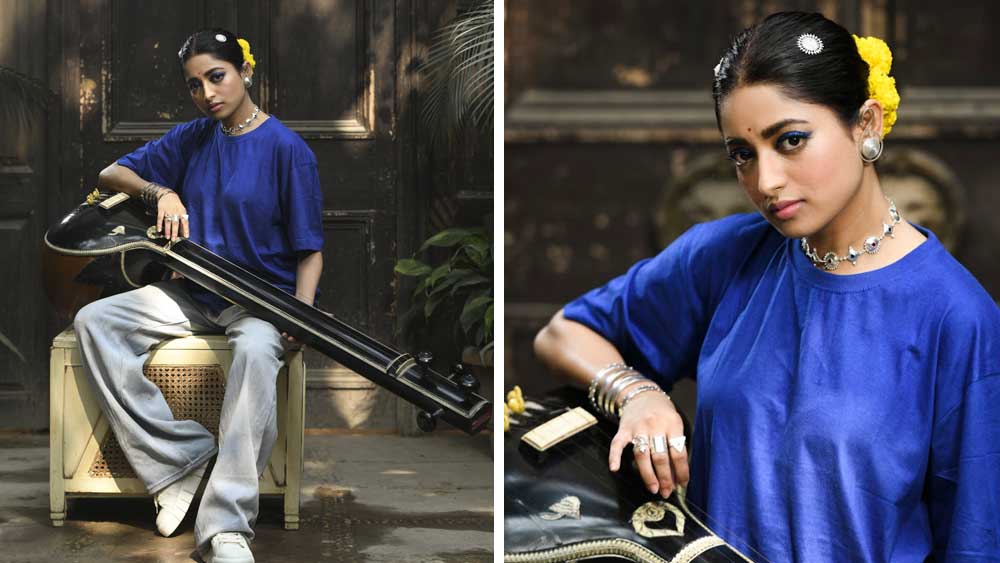 সরস্বতী পুজো মানেই এখনও ঘুম চোখে বিছানা ছাড়া। এই প্রজন্ম যদি শাড়ি না-ই পরে! ইশাকে বদলে দিলেন বুকুন গোস্বামী এবং মোনালিসা। বাগ্‌দেবী হয়ে গেলেন আধুনিকা।