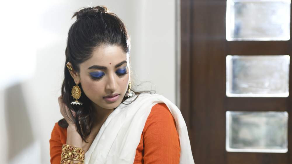 কখনও প্রাচ্য কখনও পাশ্চাত্য, ইশার সাজের ঝোঁক যেন এই প্রজন্মের সরস্বতীকে মনে করায়। নায়িকা নিজেও বলেছেন, ‘‘কেন নয়! দারুণ ভাবনা। পরে আরাম ঝঞ্ঝাট কম। আধুনিক সরস্বতী এ রকমই হওয়া উচিত।’’