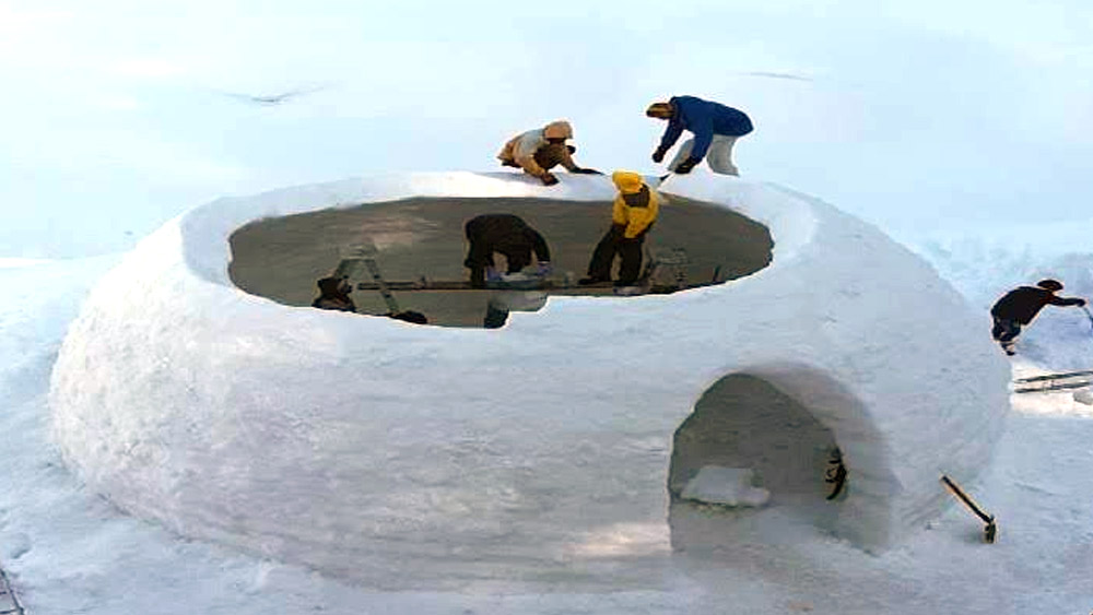 ছোট ছোট গোল গোল বরফের বাড়ি। তার মধ্যে জ্বলছে আলো। হাতে গরম পেয়ালা। আর আড্ডা। এই নিয়েই কাশ্মীরের ইগলু ক্যাফে। সেখানে এখন প্রতি দিনই হামলে পড়ছেন পর্যটকেরা।