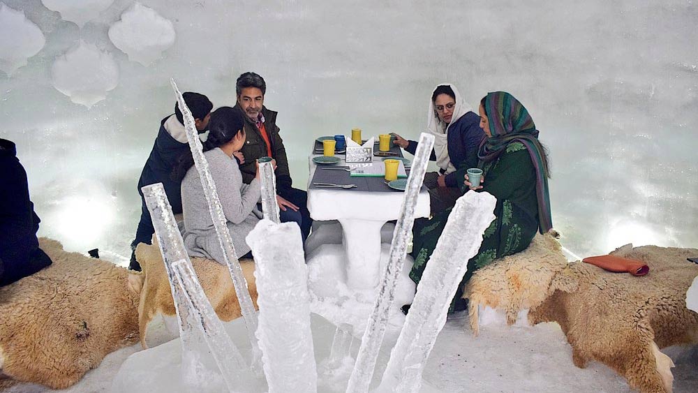 ভূস্বর্গের এই বরফের ক্যাফেই এশিয়ার সব চেয়ে বড় ইগলু ক্যাফে। এই ক্যাফে পুরোটাই বরফ দিয়েই তৈরি। সাধারণ রেস্তরাঁয় যা যা সুবিধা পাওয়া যায়, এখানেও পাওয়া যায় সে সব সুবিধা।