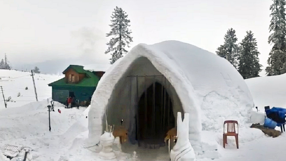 বিদেশে বহু দিন ধরেই ইগলু ক্যাফের প্রচলন রয়েছে। বিশেষ করে সুইৎজারল্যান্ডে প্রচুর রয়েছে এ রকম ক্যাফে। তবে ভারতে এই প্রথম।