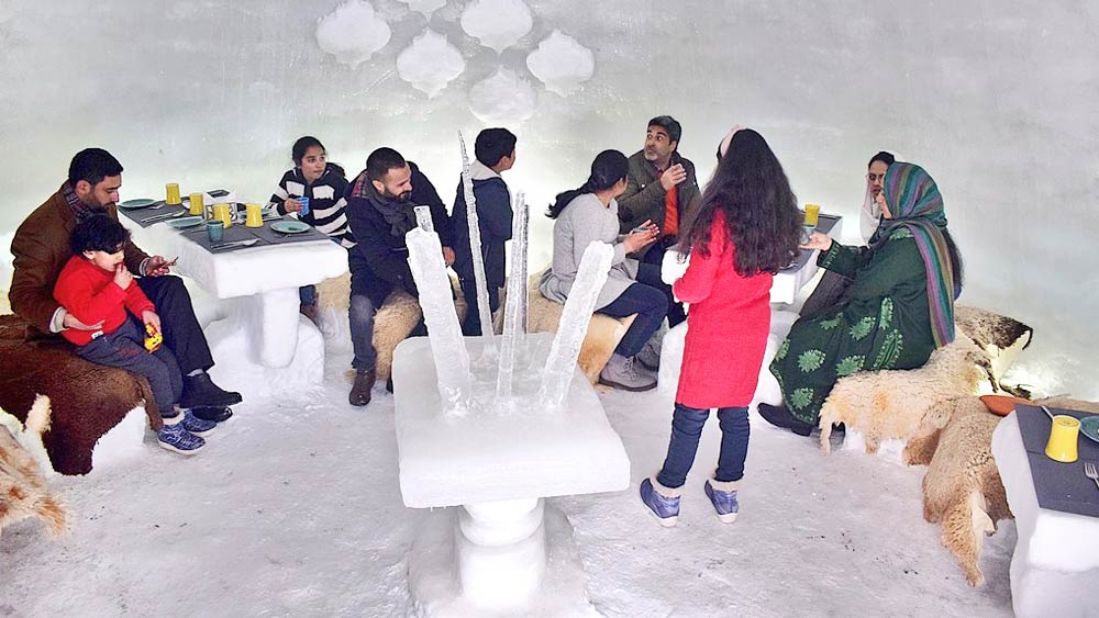 ভিতরে রাখা চেয়ার, টেবিল সবই বরফ দিয়ে তৈরি। চারটে টেবিল রয়েছে। মোট ১৬ জনের বসার ব্যবস্থা। হাওয়া চলাফেরার দেওয়ালে বরফ কেটে ছোট ছোট জানলা বানানো হয়েছে।