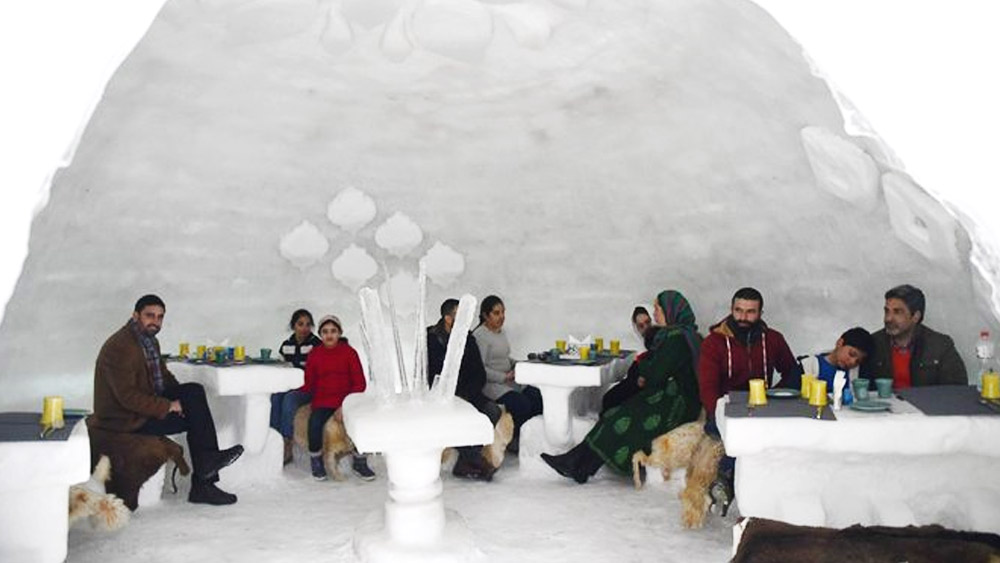 কাশ্মীরের এই ইগলু ক্যাফের উচ্চতা ১৫ ফুট এবং চওড়া ২৬ ফুট। সুমেরু মহাসাগরের ছোট ছোট ইগলু থেকে অনুপ্রাণিত এই ইগলু ক্যাফে।