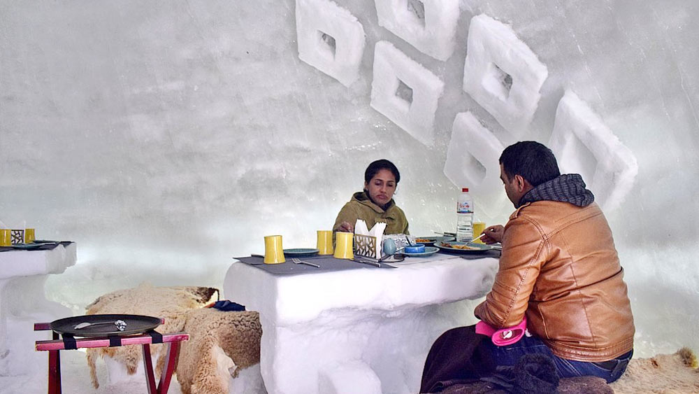 কাশ্মীরের এই ইগলু ক্যাফেতে স্থানীয়দেরও হাতের ছোঁয়াও রয়েছে। ক্যাফের গায়ে সোনার হরফে লেখা সেই লাইন, ‘আগার ফিরদাওস বর রুয়ে যমিনাস্ত, হামিনাস্ত, হামিনাস্ত, হামিনাস্ত’ —যার অর্থ ‘এ ধরার বুকে যদি থাকে বেহেস্তের বাগান—এই সেই স্থান, এই সেই স্থান, এই সেই স্থান।’