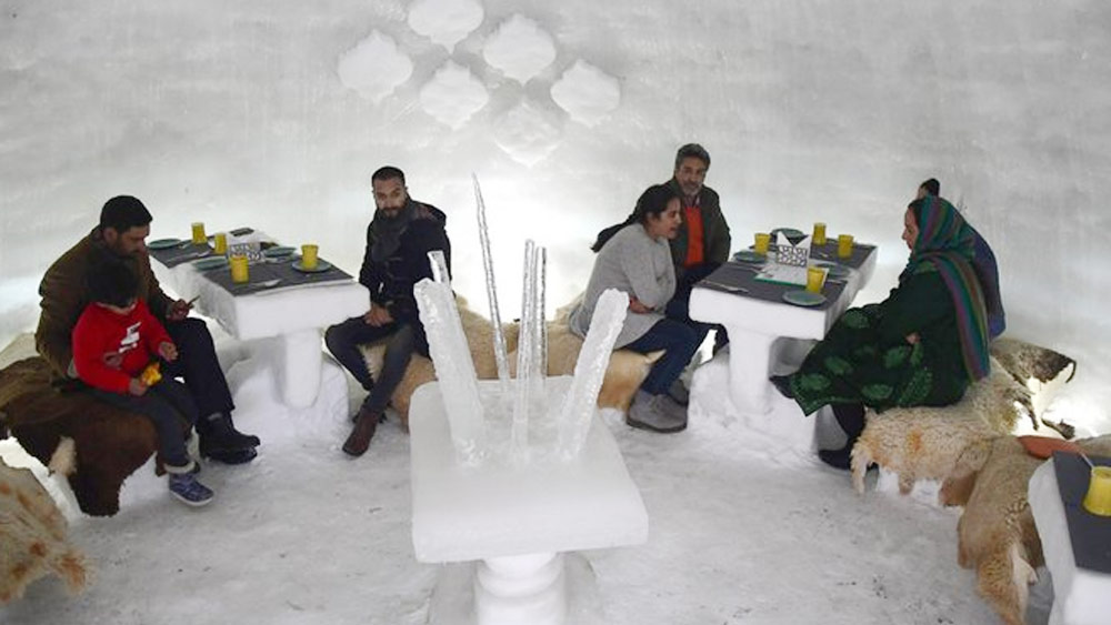 আলাস্কার এস্কিমোদের ঘর বরফ দিয়েই তৈরি হয়। সেই ঘরের ভিতরে ঢুকলে নাকি বাইরের হাড়কাঁপুনি ঠান্ডা থেকে রক্ষা পাওয়া যায়। এই ধারণা থেকেই ইগলু ক্যাফে। এস্কিমোদের ওই ছোট ছোট ঘরগুলিকেই বলা হয় ইগলু। তাই এমন নামকরণ।