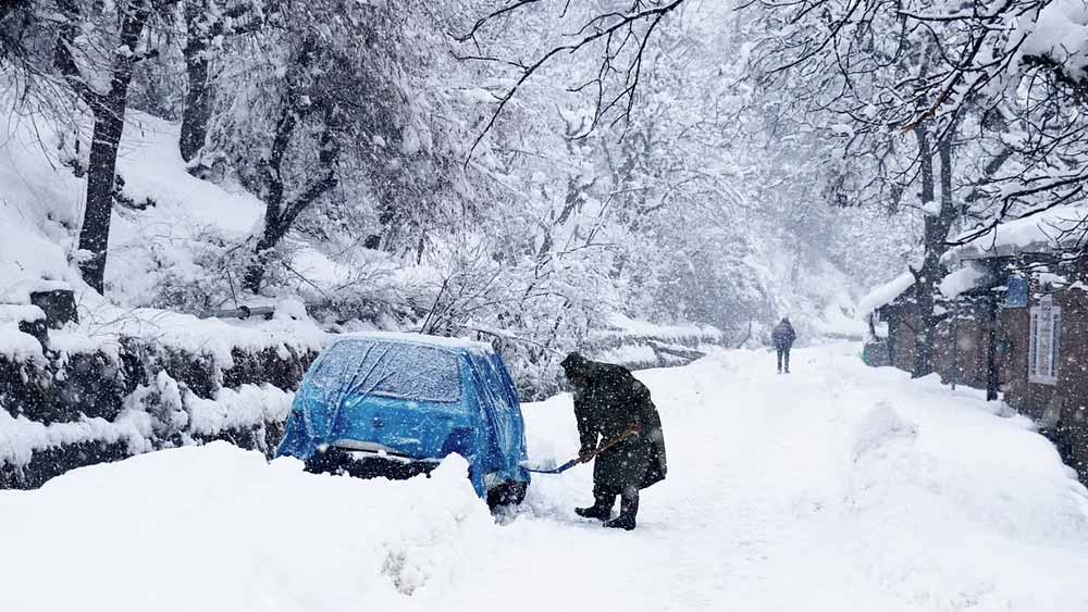 এক পর্যটক বলছেন, “আমি এই নিয়ে দ্বিতীয়বার কাশ্মীরে এলাম। কিন্তু এই ইগলু ক্যাফে দেখে ভীষণ অবাক হয়েছি। আমি খুব খুশি হয়েছি এবং বাকিদেরও বলেছি এখানে আসতে।”