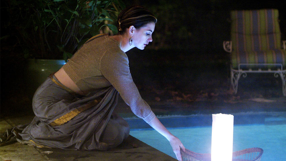 অ্যান হ্যাথওয়ে: অস্কার বিজয়িনী এই অভিনেত্রী অভিনয় করেছেন একাধিক জনপ্রিয় ও প্রশংসিত হলিউড ছবিতে। ২০০৮ সালে ‘র‌্যাচেল গেটিং ম্যারেড’ ছবিতে একটি ভারতীয় বিবাহের মিজেনসিনে শাড়ি পরতে দেখা গিয়েছিল তাঁকে।