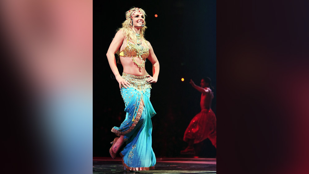 ব্রিটনি স্পিয়র্স: আমেরিকার সঙ্গীতশিল্পী ব্রিটনি গান লেখা ও নাচেও দক্ষ। নব্বইয়ের দশকের শেষ থেকে পপ সঙ্গীতে কার্যত নবজাগরণ ঘটান তিনি। এই কারণে তাঁকে ‘পপ সঙ্গীতের রাজকুমারী’ বলা হয়। এক বার নিজের সঙ্গীতের তালে শাড়ি পরে মঞ্চে হাজির হয়ে সকলকে চমকে দিয়েছিলেন ব্রিটনি।