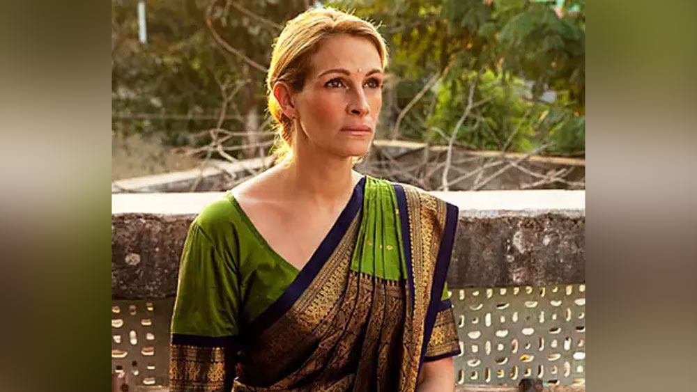 জুলিয়া রবার্টস: হলিউড ছবি ভালবাসেন কিন্তু জুলিয়া রবার্টসকে চেনেন না এমন মানুষ বিরল। জুলিয়াকে মাঝে মাঝেই দেখা গিয়েছে শাড়িতে। তবে অন্যদের সঙ্গে তাঁর পার্থক্য হল, জুলিয়া কেবল সাজ পোশাক হিসাবেই শাড়ি পরেন এমন নয়। ভারত ও ভারতীয় আধ্যাত্মিকতাকে নিজের চেতনার সঙ্গে মিশিয়ে নিয়েছেন তিনি। এমনকি গ্রহণ করেছেন হিন্দু ধর্মও। সেই সূত্রেই বারবার শাড়িতে দেখা যায় তাঁকে।