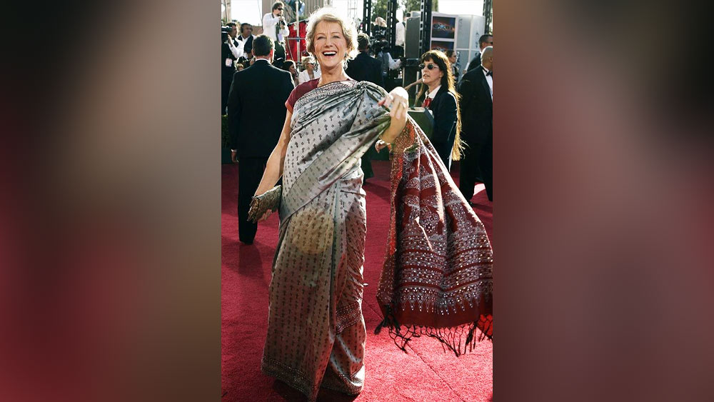 হেলেন মিরেন: বর্ষীয়ান এই কিংবদন্তি অভিনেত্রীর ঝুলিতে রয়েছে অস্কার থেকে গোল্ডেন গ্লোবের মতো অসংখ্য সম্মান। ২০০৪ সালে এমি পুরস্কারের মঞ্চে শাড়ি পরেন হেলেন।