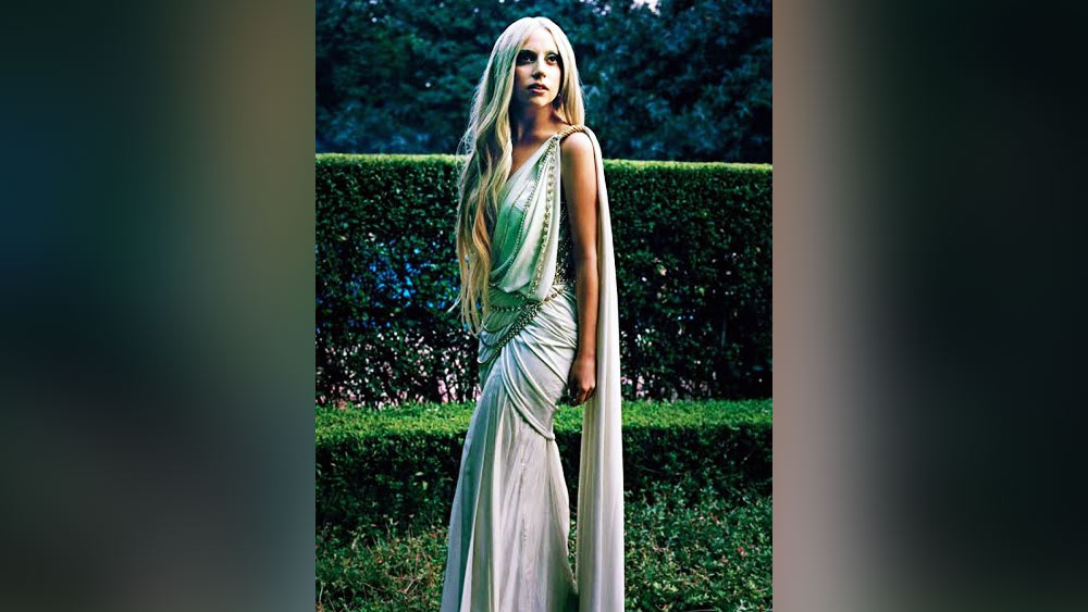 লেডি গাগা: পোশাক শিল্পী তরুণ তাহিলিয়ানির তৈরি শাড়ি পরে ভক্তদের চমকে দিয়েছিলেন এই আমেরিকান গায়িকা। শাড়ির সঙ্গে ছিল মানানসই কোমরবন্ধ।