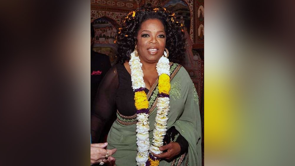 ওপ্রা উইনফ্রে: ওপ্রা যে কেবল একজন টেলিভিশন অনুষ্ঠানের সঞ্চালিকা তাই-ই নয়, তিনি দার্শনিকও বটে। শাড়ির সঙ্গে তার প্রথম আলাপের পিছনে রয়েছেন ঐশ্বর্যা রাই। পরবর্তীকালে পোশাক শিল্পী সব্যসাচী মুখোপাধ্যায়ের তৈরি শাড়িও পরতে দেখা গিয়েছে তাঁকে।