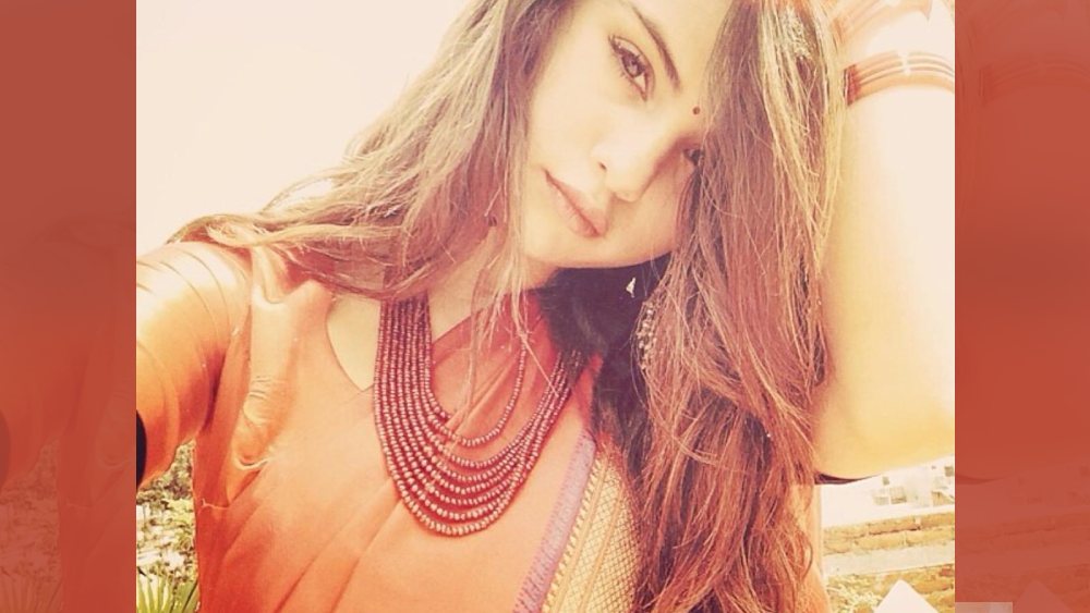 সেলেনা গোমেজ: ২০১৪ সালে একটি চ্যারিটি অনুষ্ঠানে নেপালে এসেছিলেন গায়িকা। তখনই সিল্কের শাড়িতে দেখা গিয়েছিল সেলেনাকে। ছিল মানানসই টিপও। সেলিনার শাড়ি পরে তোলা নিজস্বী নেট মাধ্যমে পছন্দ করেছিলেন দশ লক্ষেরও বেশি মানুষ।