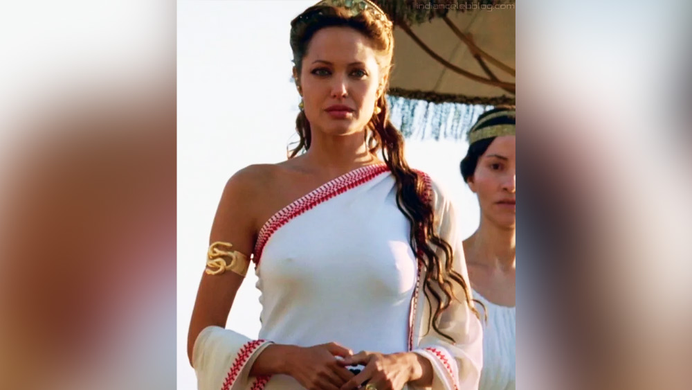 অ্যানজেলিনা জোলি: অ্যানজেলিনা জোলিকে আগেও একাধিক বার নানা ভারতীয় পোশাকে দেখা গিয়েছে। তবে তাঁর ভারতীয় পোশাকের নবতম নিদর্শন মিলল মার্ভেলের ইটারনালসে, একাধিক দৃশ্যে জোলিকে দেখা গেল শাড়িতে।