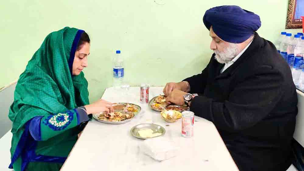 আহার: ভোজনরত সুখবীর-হরসিমরত