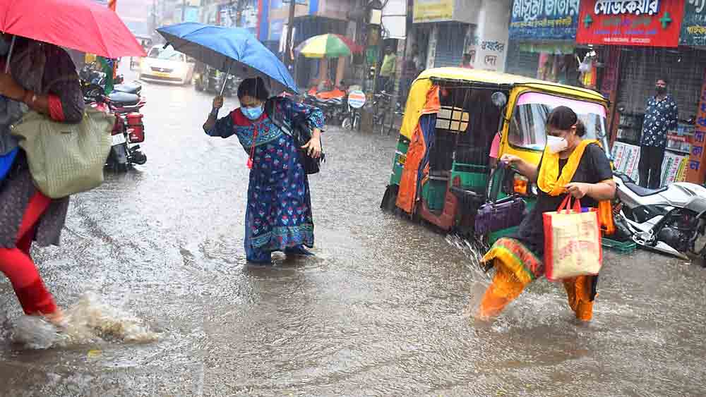  নিকাশির সমস্যায় আরামবাগ হাসপাতাল চত্বর এ ভাবেই ডুবে থাকে।