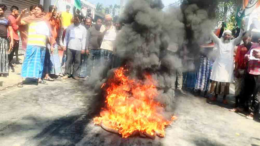  উত্তপ্ত: প্রার্থী বদলের দাবিতে বাদুড়িয়ার ৬ নম্বর ওয়ার্ডে বিক্ষোভ।