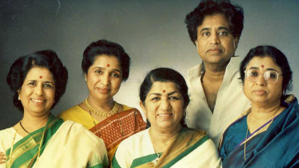 বাঁ দিক থেকে মিনা, আশা, লতা, হৃদয়নাথ এবং ঊষা।