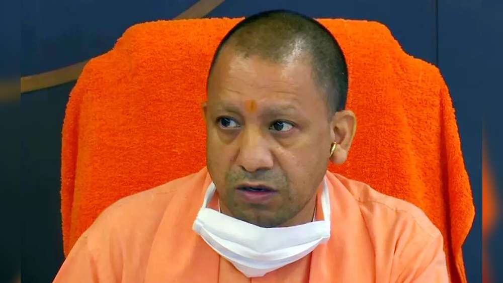 ২০১৭ সালে উত্তরপ্রদেশের বিধান পরিষদে মনোনীত হওয়ার আগেও নিজের সম্পত্তির হিসেব দিতে হয়েছিল যোগীকে। তাতে প্রায় ৯৬ লক্ষ টাকার স্থাবর সম্পত্তি দেখিয়েছিলেন যোগী। যার মধ্যে দু’টি বড় এসইউভি গাড়িও ছিল। একটির মূল্য ১৩ লক্ষ টাকার কিছু বেশি অন্যটির দাম প্রায় ৮ লক্ষ টাকার কাছাকাছি। কিন্তু ২০২২ সালের নির্বাচনে যোগীর দেওয়া সম্পত্তির হিসেবে বলা হয়েছে বিদায়ী মুখ্যমন্ত্রীর নিজস্ব কোনও গাড়ি নেই।