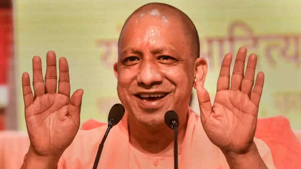 যোগী জানিয়েছেন তাঁর হাতে নগদ রয়েছে এক লক্ষ টাকা।