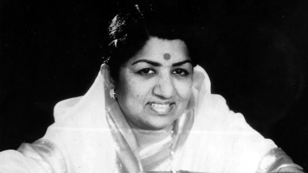 সঙ্গীতই জীবন। কিন্তু ভালবাসতেন ক্রিকেটও। সচিন তেন্ডুলকরের সঙ্গে ‘ব্যক্তিগত যোগসূত্র’ ছিল লতা মঙ্গেশকরের। কী ভাবে? সে কথা জানিয়েছিলেন খোদ লতাই।