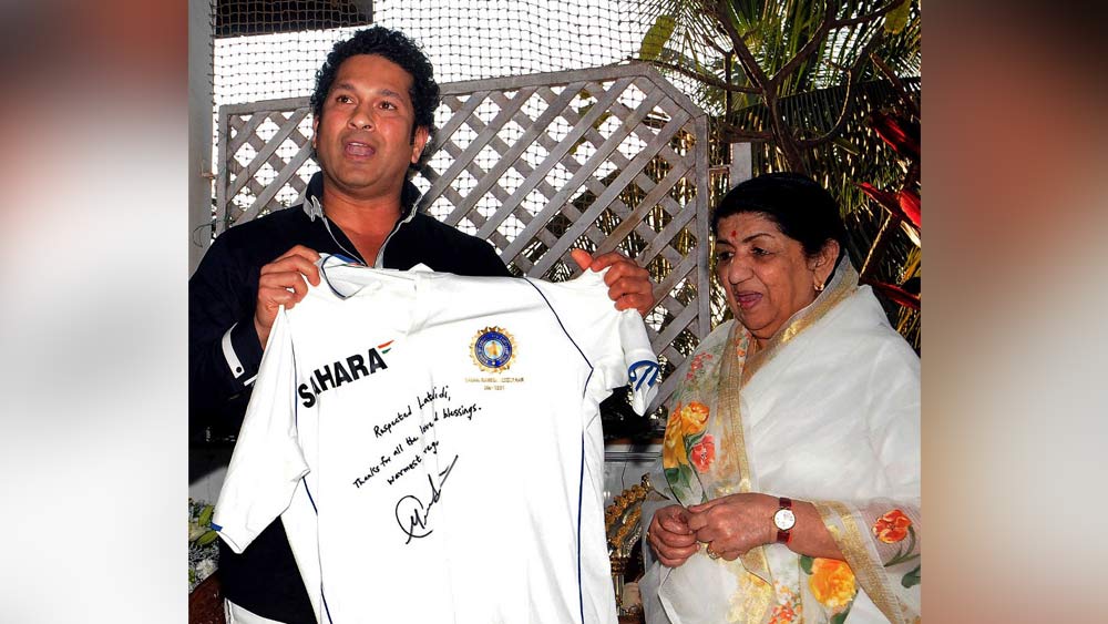 পুত্রস্নেহ থাকলেও সচিনের জন্মদিনে তা কখনও উদ্‌যাপন করা হয়ে ওঠেনি। কারণও জানিয়েছিলেন লতা। এক বার সংবাদমাধ্যমে তিনি বলেছিলেন, ‘‘সচিনের জন্মদিন ২৪ এপ্রিল। সে দিন আমার বাবা (দীননাথ মঙ্গেশকর)-র মৃত্যুবার্ষিকী। ফলে ওই দিনটিতে আমাদের কখনও দেখা হয়নি। এক বার তো আমরা ২৩ এপ্রিল দেখা করেছিলাম।’’ সচিনই যে প্রকৃত অর্থে ‘ভারতরত্ন’— সে কথাও বহু বার বলেছেন তিনি।