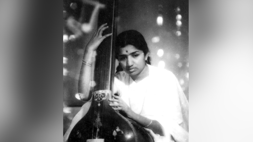 ১৯২৯ সালের ২৮ সেপ্টেম্বর লতার জন্ম এক মরাঠি পরিবারে। মাত্র ১৩ বছর বয়সে বাবাকে হারান। মঞ্চাভিনেতা এবং গায়ক দীননাথের মেয়েকে প্রথমে 'হেমা' বলে ডাকা হত। দীননাথের ‘ভাব বন্ধন’ নাটকের ‘লতিকা’ নামের চরিত্রে প্রাণীত হয়ে সে নাম বদলে রাখা হয় 'লতা'।