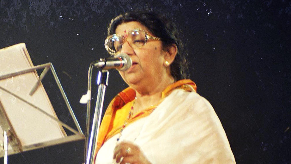 প্রথম গান রেকর্ড করে লতা আয় করেছিলেন ২৫ টাকা। তবে সেটুকু আয় করতেই বিস্তর বাধা পার হতে হয়েছিল তাঁকে।